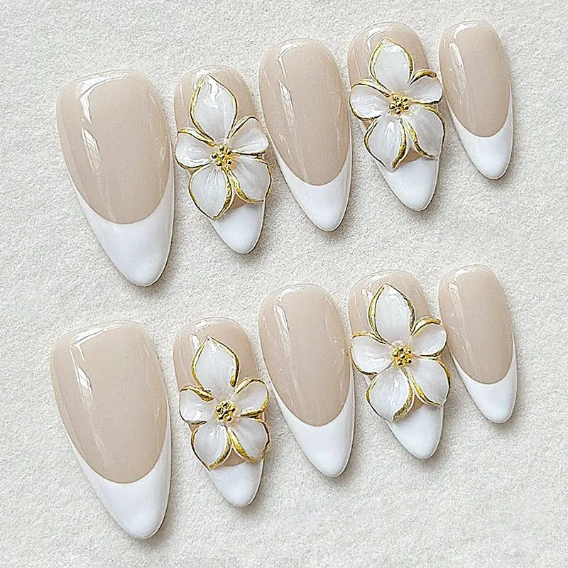 Kunstnagelset mit floralen Akzenten und luxuriösem Glitzer Karnz
