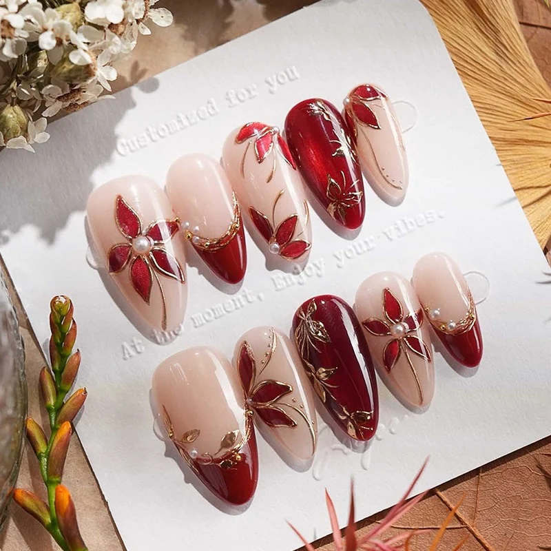 Kunstnagelset mit floralen Akzenten und Glitzer-Details Karnz