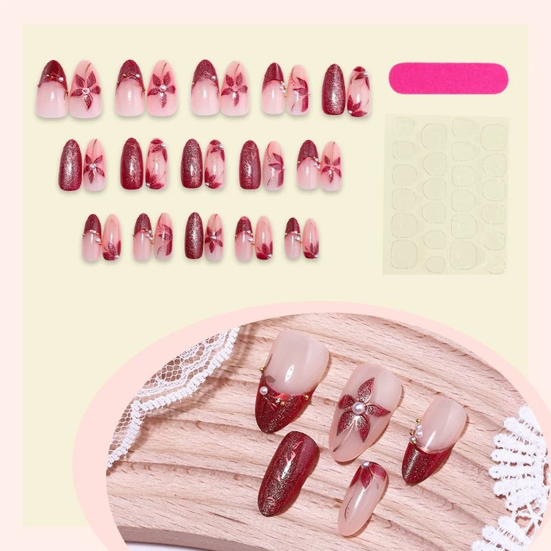 Kunstnagelset mit floralen Akzenten und Glitzer-Details Karnz