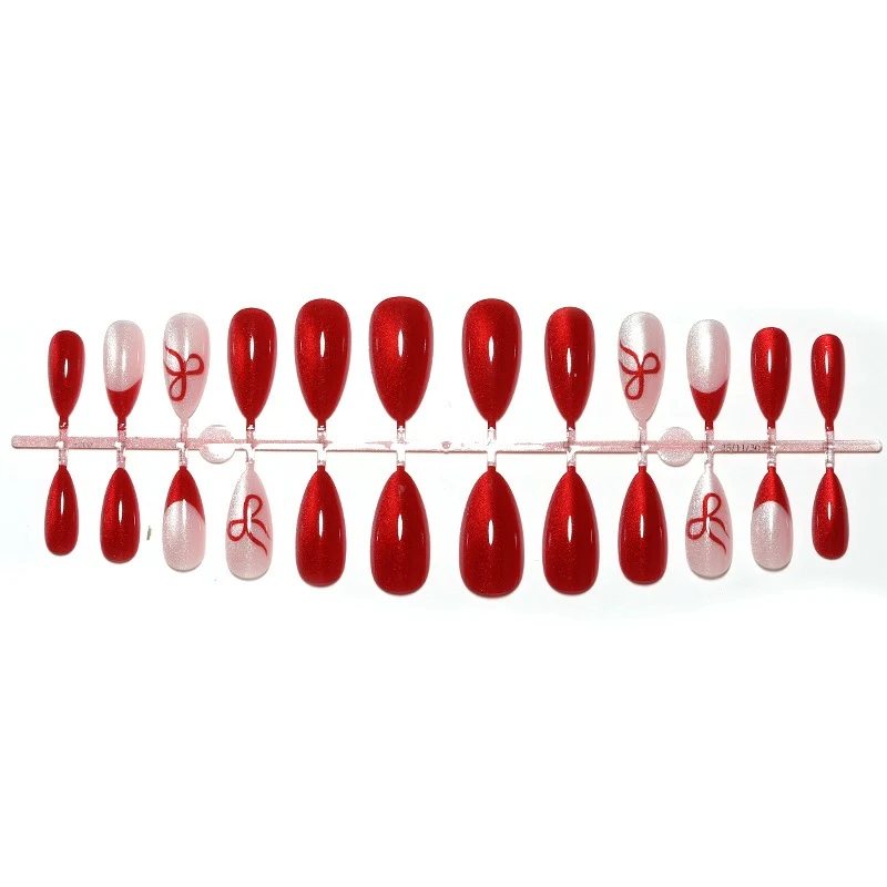 Kunstnagelset mit glamourösen Rot- und Rosé-Tönen Karnz