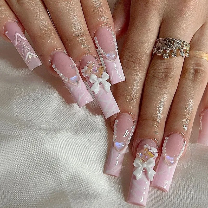 Kunstnagelset mit Glamourösen Perlen- und Glitzerelementen Karnz