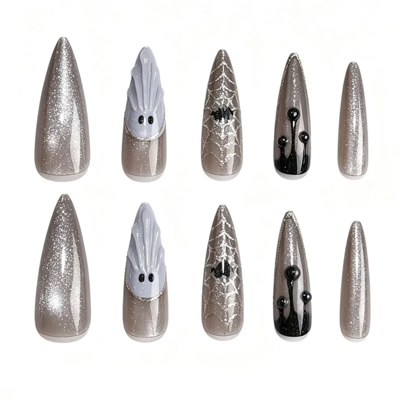 Kunstnagelset mit glamourösen Metallic-Elementen und filigranen Details Karnz