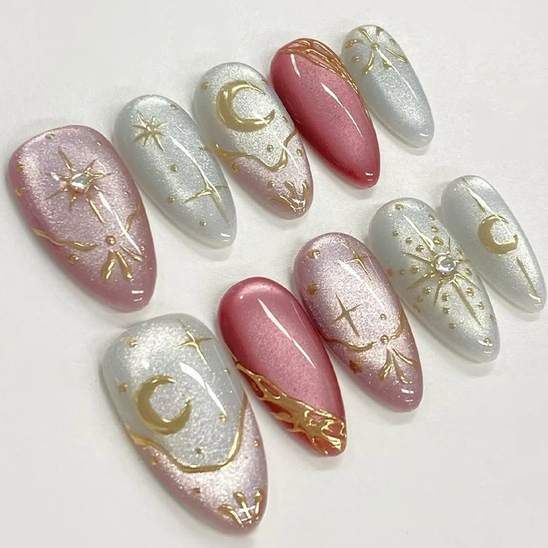 Kunstnagelset mit glamourösen Glitter- und Sternakzenten Karnz