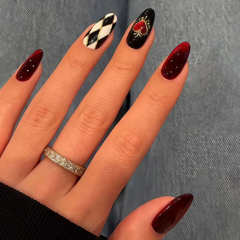 Kunstnagelset mit glamourösen Designs und eleganten Motiven Karnz