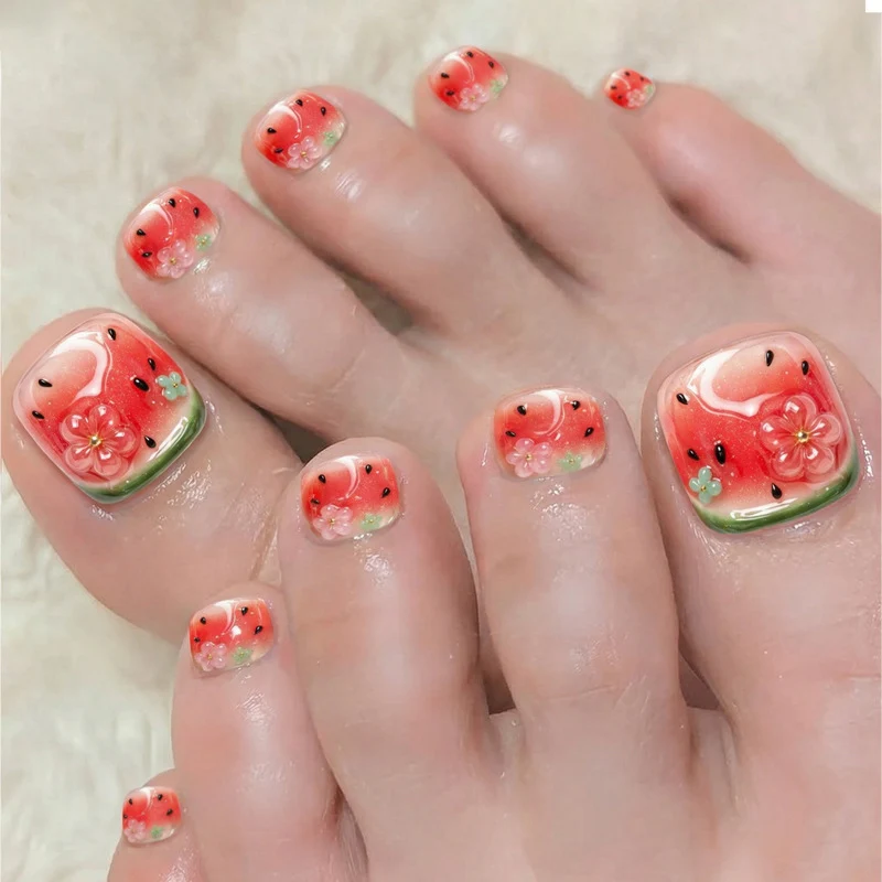 Kunstnagelset mit Wassermelonen-Design und floralen Akzenten Karnz