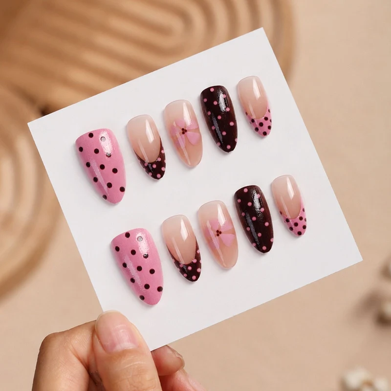 Kunstnagelset mit verspielten Punkten und floralen Akzenten Karnz