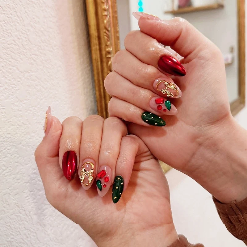 Kunstnagelset mit luxuriöser Weihnachtsdekoration Karnz