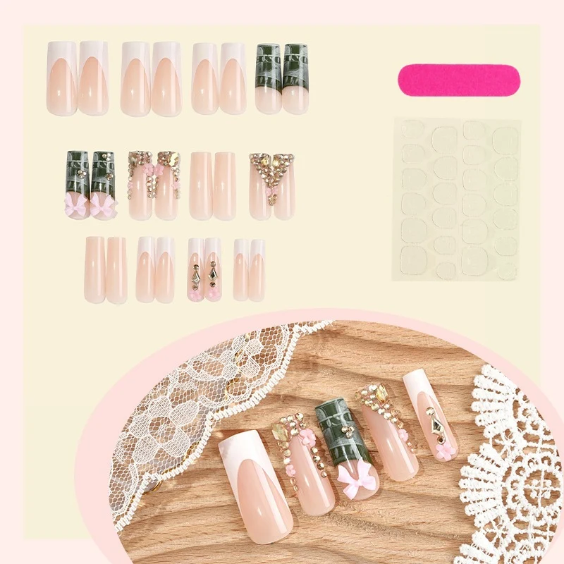 Kunstnagelset mit luxuriösen Verzierungen Karnz
