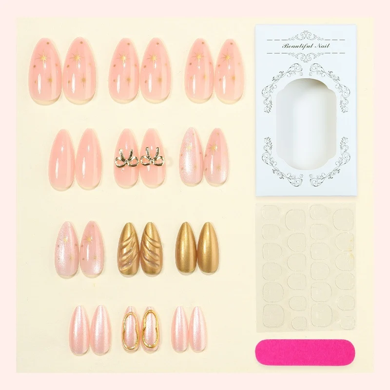 Kunstnagelset mit luxuriösen Designs und glamourösen Akzenten Karnz
