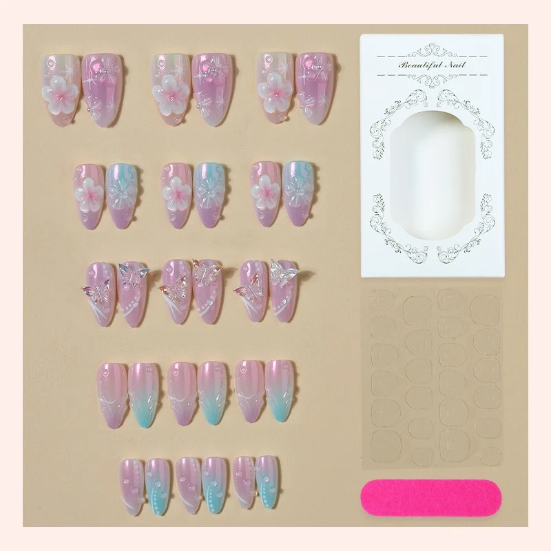 Kunstnagelset mit floralen Akzenten und Glitzer Karnz