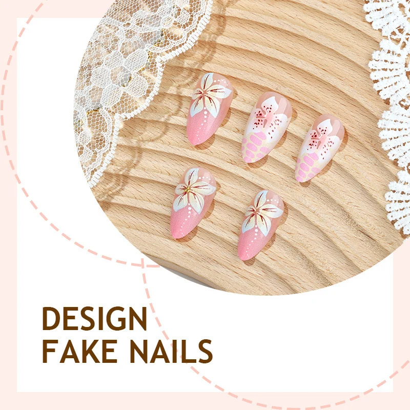 Kunstnagelset mit floralen Akzenten und glamourösen Details Karnz