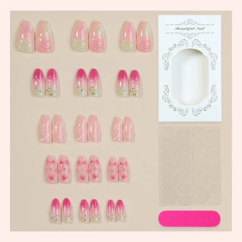 Kunstnagelset mit floralen Akzenten und Farbverlauf Karnz