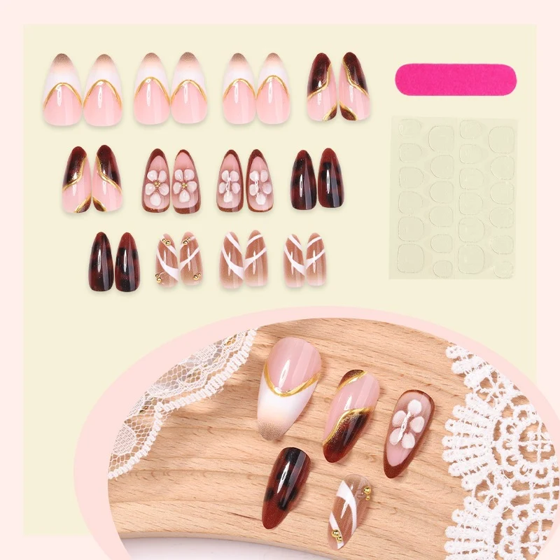 Kunstnagelset mit floralen Akzenten und eleganten Designs Karnz