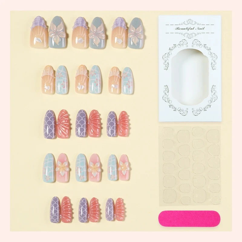 Kunstnagelset mit floralen Akzenten und eleganten 3D-Details Karnz