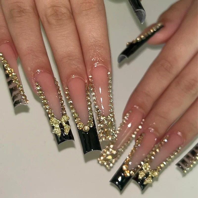 Kunstnagelset mit Glamourösen Akzenten Karnz
