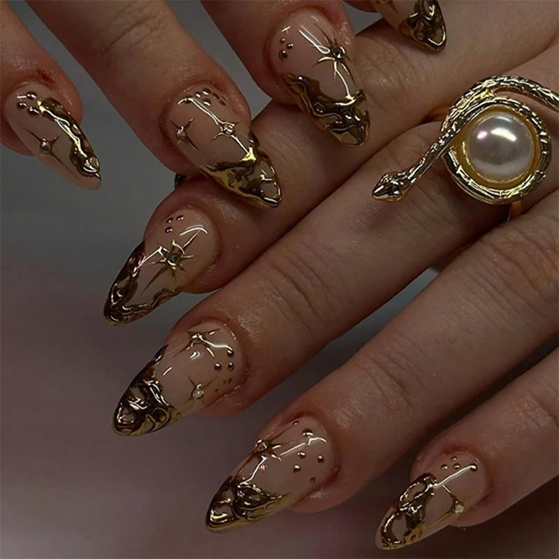 Kunstnagelset mit Glamourösen 3D-Verzierungen Karnz