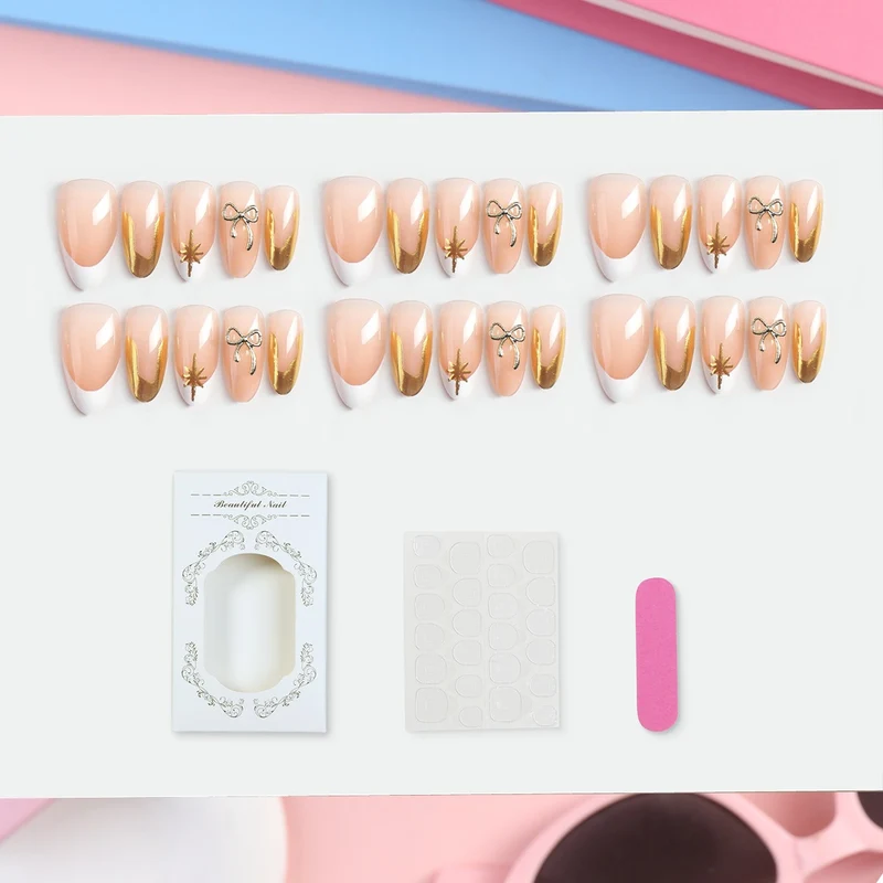 Kunstnagelset mit Glamourösen 3D-Details und Eleganten Goldakzenten Karnz