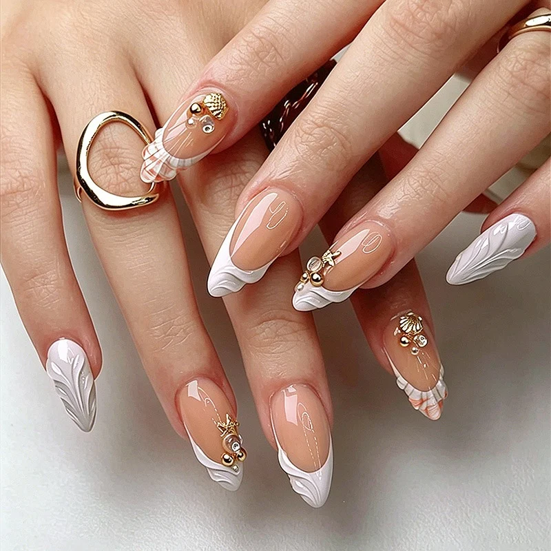 Kunstnagelset mit verspielten Designs und eleganten Akzenten Karnz
