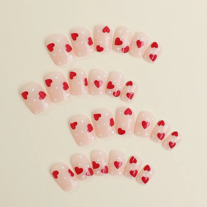 Kunstnagelset mit verspieltem Herzdesign Karnz
