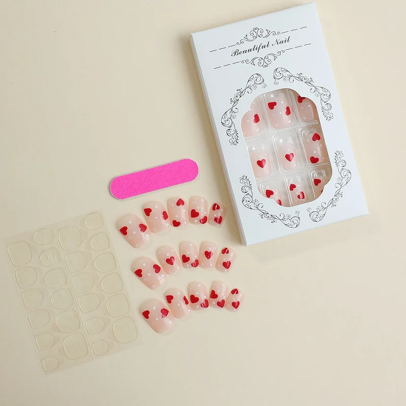 Kunstnagelset mit verspieltem Herzdesign Karnz