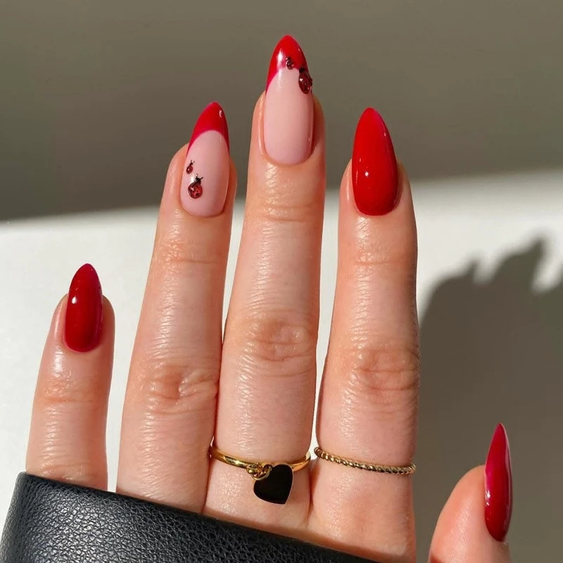 Kunstnagelset mit verspieltem Design und stilvollen Akzenten Karnz