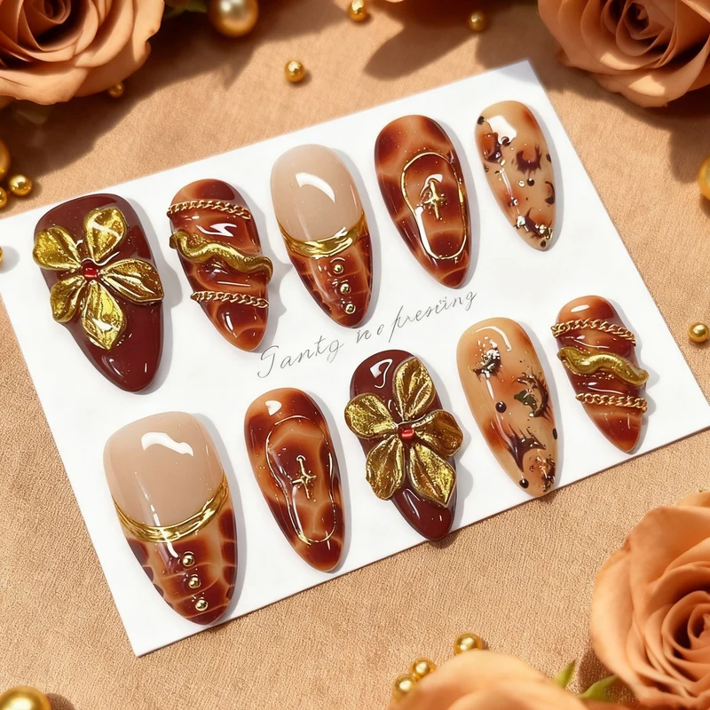 Kunstnagelset mit floralen Akzenten Karnz