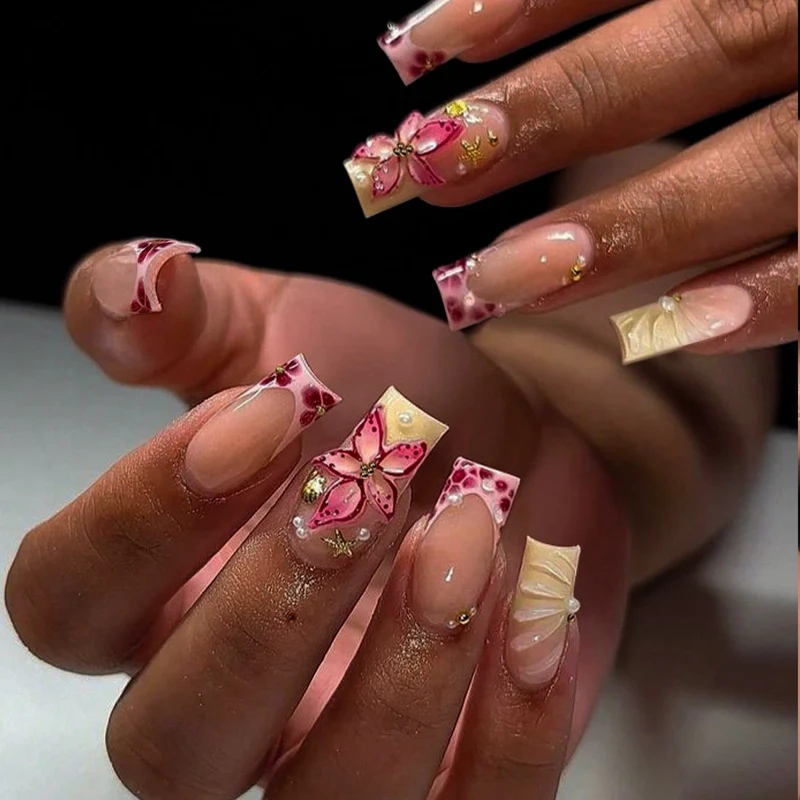 Kunstnagelset mit floralen 3D-Motiven und Glitzerakzenten Karnz