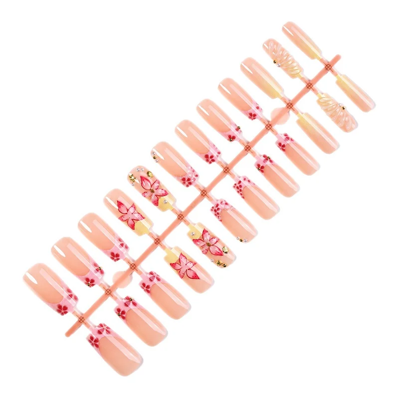 Kunstnagelset mit floralen 3D-Motiven und Glitzerakzenten Karnz