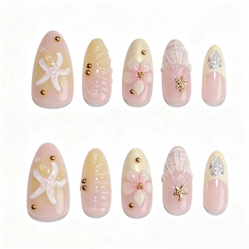 Kunstnagelset mit floralen 3D-Elementen und goldenen Akzenten Karnz