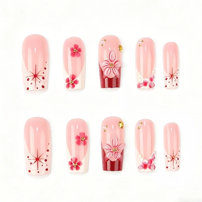 Kunstnagelset mit floralen 3D-Details und Glitzerakzenten Karnz