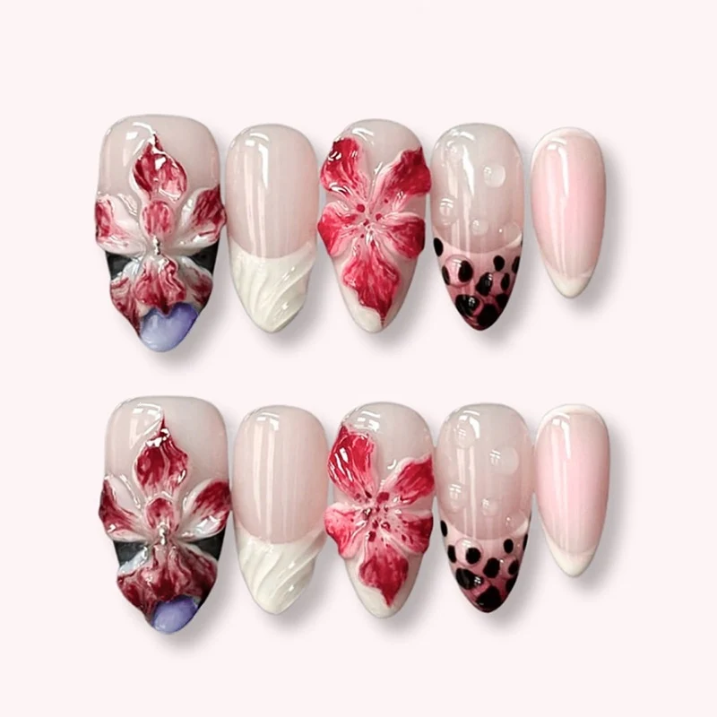 Kunstnagelset mit floralen 3D-Designs und eleganten Akzenten Karnz