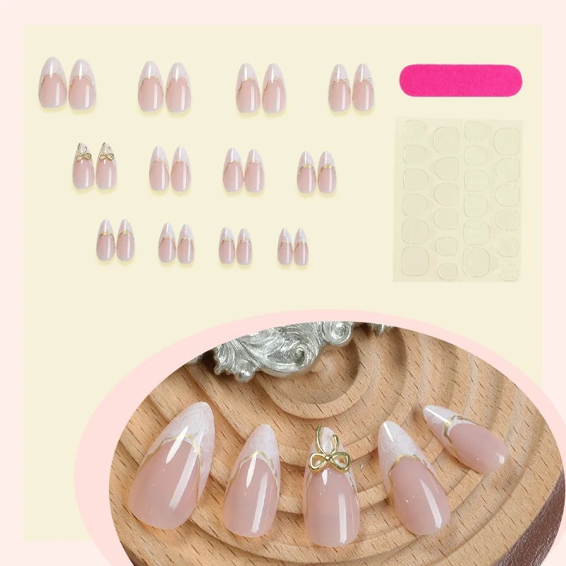 Kunstnagelset mit eleganten Spitzen und Goldverzierungen Karnz