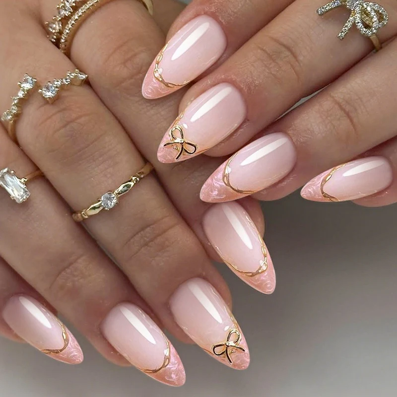 Kunstnagelset mit eleganten Spitzen und Goldverzierungen Karnz