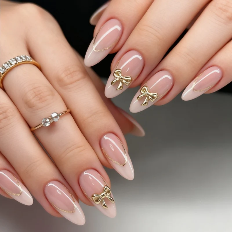 Kunstnagelset mit eleganten Spitzen und Goldverzierungen Karnz