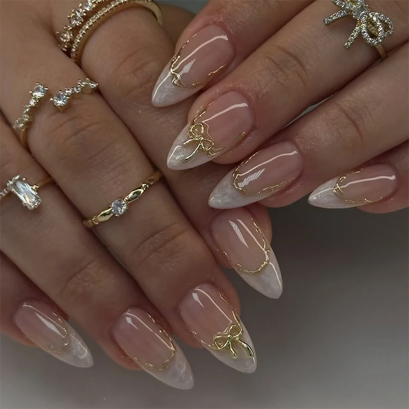 Kunstnagelset mit eleganten Spitzen und Goldverzierungen Karnz