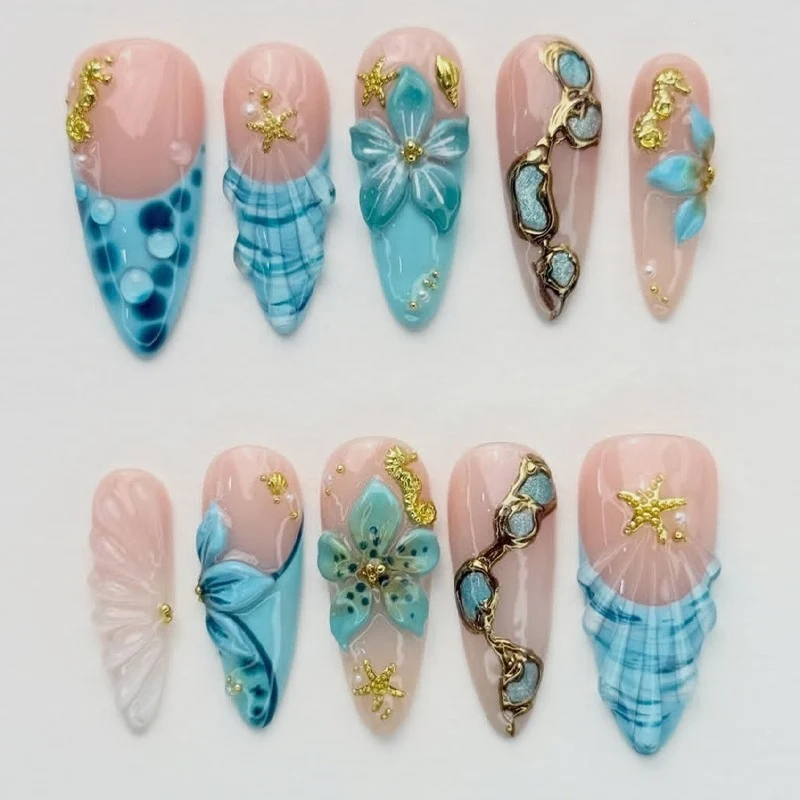 Kunstnagelset mit luxuriösen 3D-Motiven und Glitzerakzenten Karnz