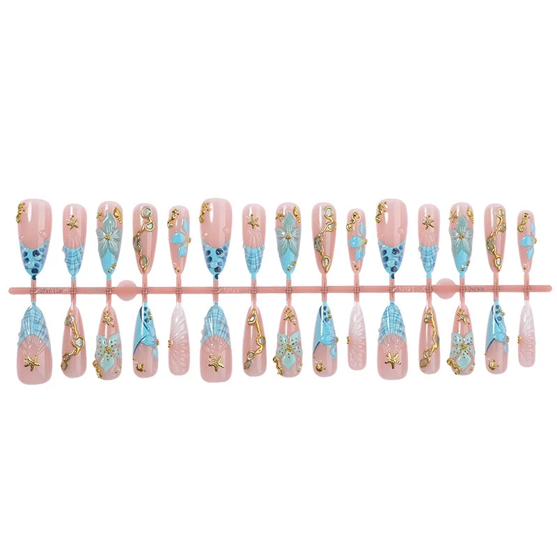 Kunstnagelset mit luxuriösen 3D-Motiven und Glitzerakzenten Karnz