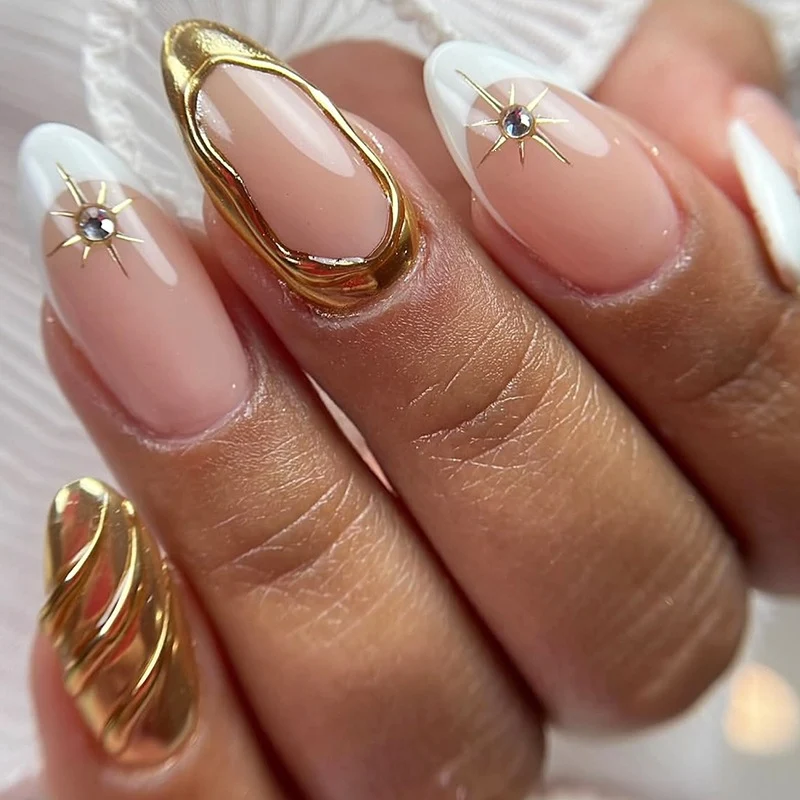 Kunstnagelset mit luxuriösen 3D-Details und edlen goldenen Akzenten Karnz