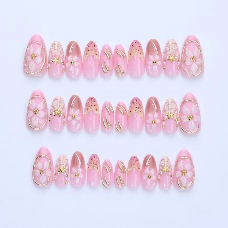Kunstnagelset mit luxuriösen 3D-Blüten und edlen Akzenten Karnz
