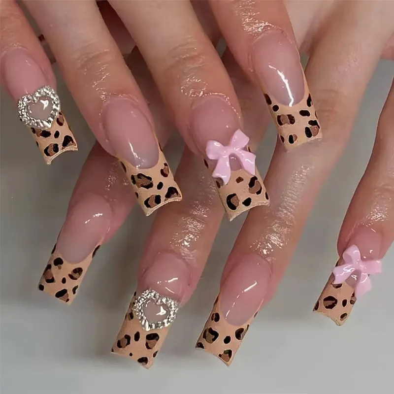 Kunstnagelset mit luxuriösem Leopardenmuster und eleganten Akzenten Karnz