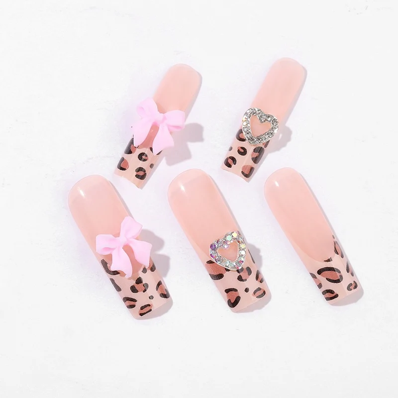 Kunstnagelset mit luxuriösem Leopardenmuster und eleganten Akzenten Karnz