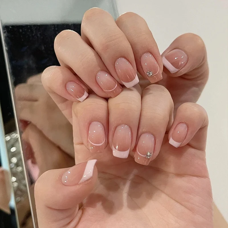 Kunstnagelset mit luxuriösem Hochglanz und eleganter Form Karnz