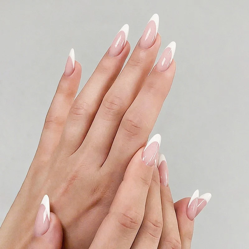 Kunstnagelset mit luxuriösem Hochglanz und eleganter Form Karnz