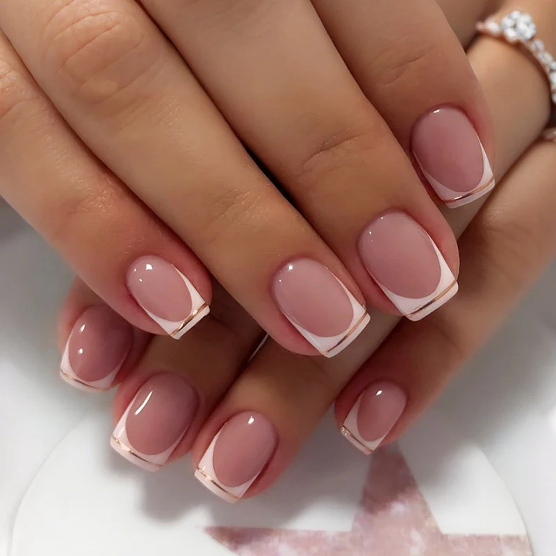 Kunstnagelset mit luxuriösem Hochglanz und eleganter Form Karnz