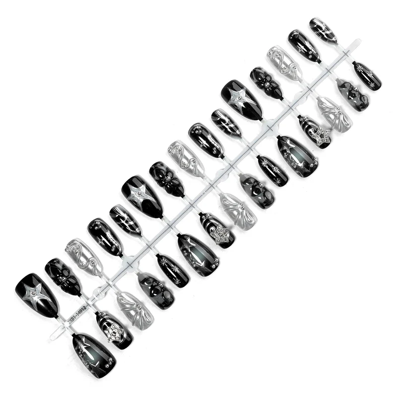 Kunstnagelset mit glamoureusen Designs und einzigartigen 3D-Elementen Karnz