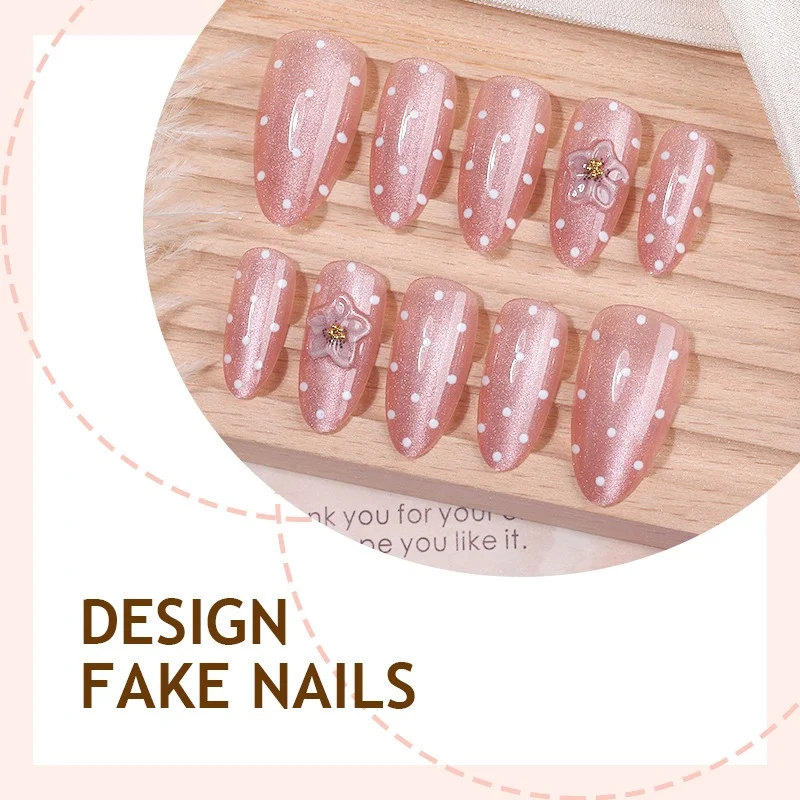 Kunstnagelset mit funkelnden Akzenten und floralem Design Karnz