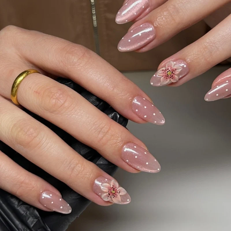 Kunstnagelset mit funkelnden Akzenten und floralem Design Karnz