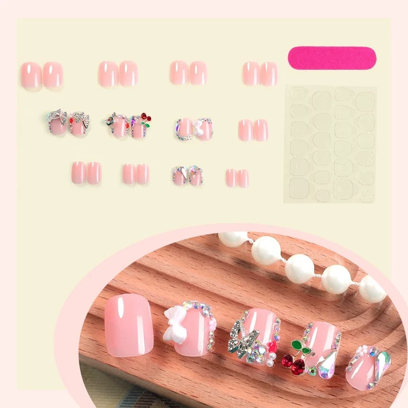 Kunstnagelset mit funkelnden 3D-Elementen Karnz