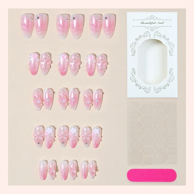 Kunstnagelset mit luxuriösem Design und zarten Blütenakzenten Karnz