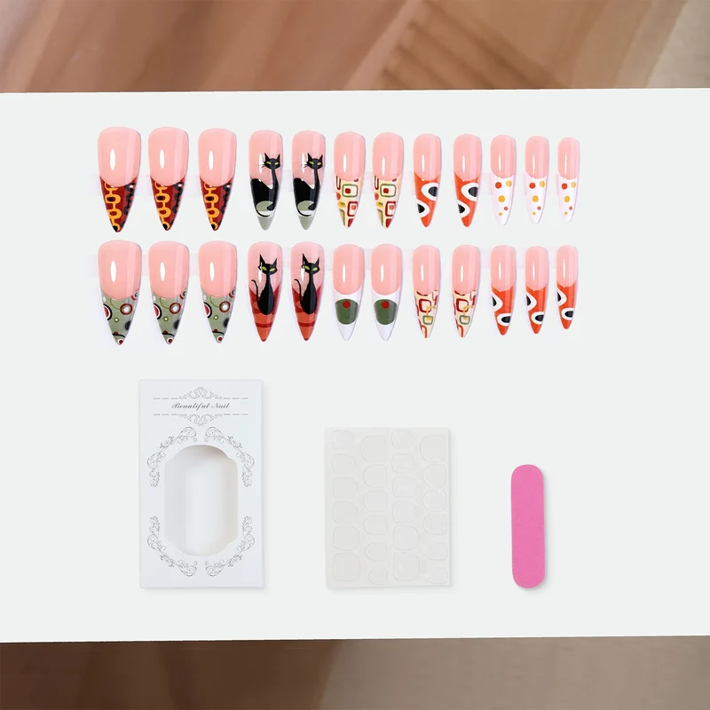 Kunstnagelset mit künstlerischen Motiven Karnz